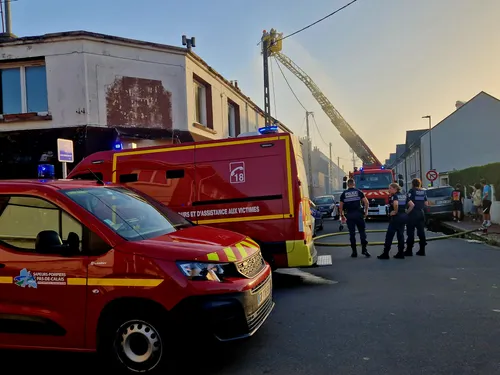 Toiture en feu à Calais : dispositif important de secours sur place