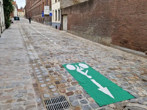 Saint-Omer : 46 000 pavés posés pour remplacer l’enrobé de la rue...