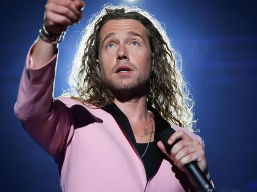 Julien Doré en larmes à l’Accor Arena !