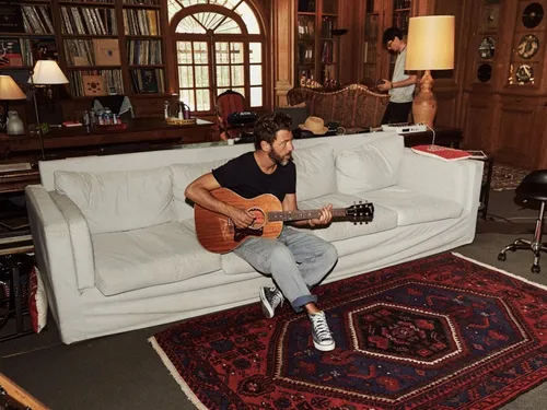 “J’avouuuue” : le comeback viral de Christophe Maé