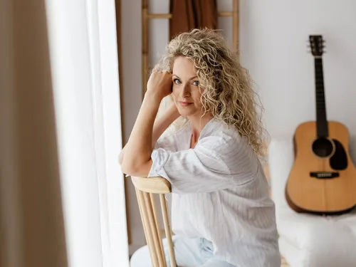 “Je préfère danser” : Charlotte Musi, la pop solaire venue du Nord