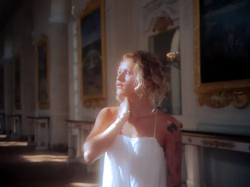 Lou dévoile “Rappelle-moi” : une chanson intense et addictive