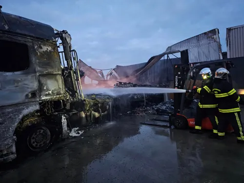 Wormhout : l'usine Flandr'Œufs a pris feu en pleine nuit