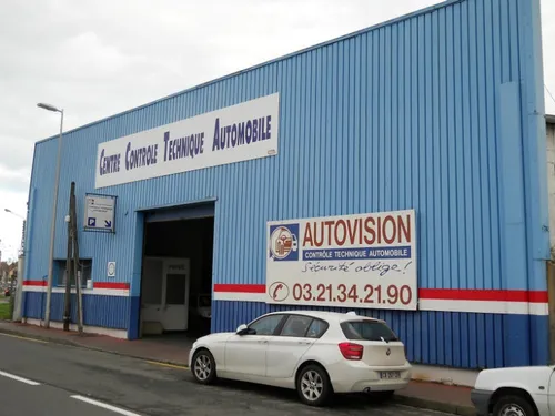 Calais : un mur de façade proche de chuter au quai de l'Yser