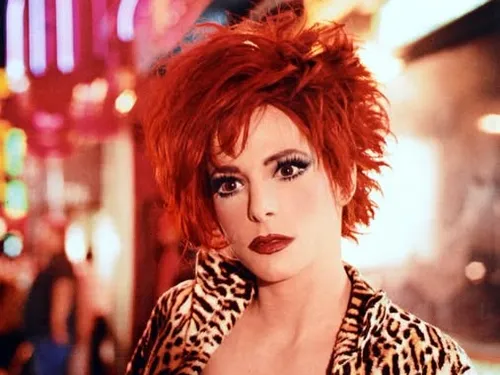 “C’est à qui le tour” : le single événement de Mylène Farmer...