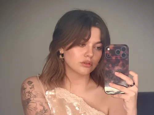 Louane change de scène : un nouveau défi inattendu pour la star...