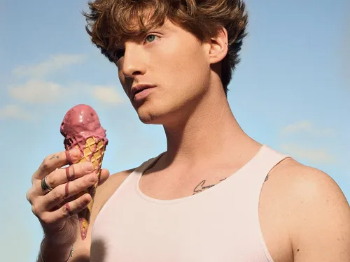 “On s’oubliera” : Elliott dévoile son nouveau single 