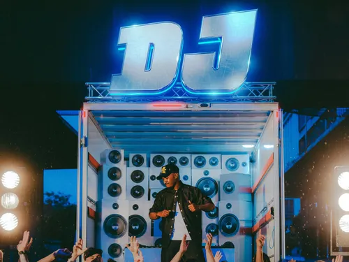 « DJ » : Soprano lance l’été avec un nouveau tube festif