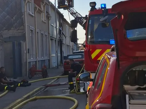 Une maison détruite par les flammes près de l'école...