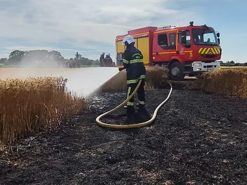 Bouquehault : un feu de chaume dans la soirée, la propagation évitée