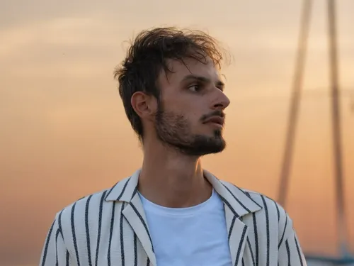 Léo Vita : après "The Voice", il dévoile un titre plein d'espoir !