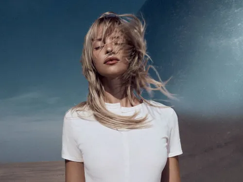 « Une seule vie » : Angèle dévoile son nouveau single