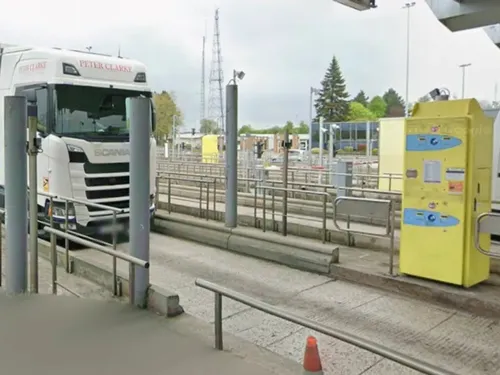 Un homme est mort en tentant de monter sur un camion via le péage...