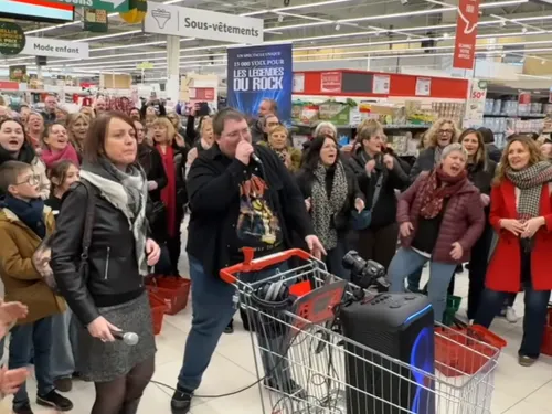 Auchan Longuenesse : plus de 100 choristes surprennent les clients...