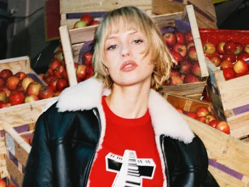 Pop belge et French Touch : Angèle s’allie à Justice pour "What You...