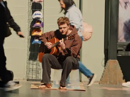 "Fever Dream" : Alex Warren dévoile sa nouvelle facette explosive