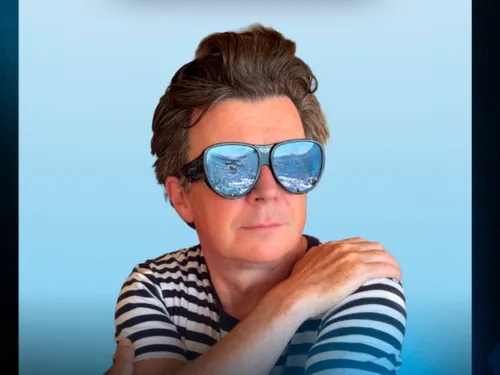 Rick Astley signe un retour élégant avec le clip de "Waiting On You"