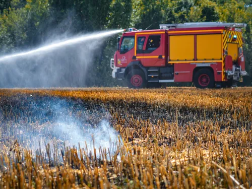 Clairmarais : une moissonneuse s'embrase, le feu se propage sur au...