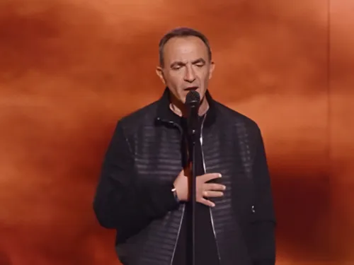 “Mais il chante bien !” : Nikos Aliagas surprend dans The Voice