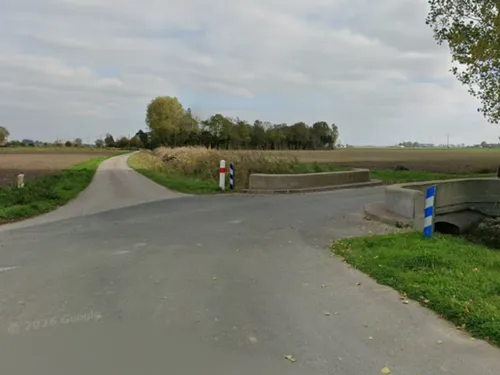 Guemps : une camionnette se renverse sur la chaussée, deux...