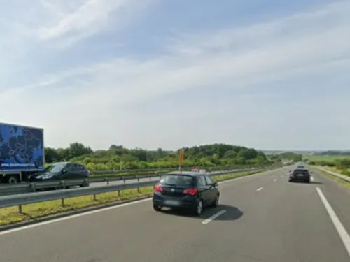 Une voiture en feu sur l'A16, à hauteur de Leubringhen, ce jeudi