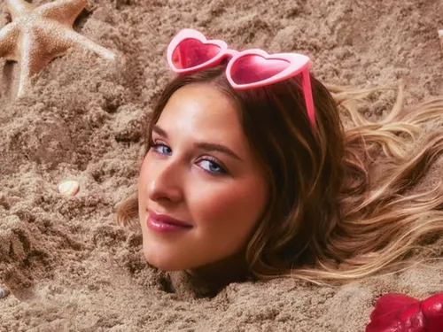 Helena secoue les festivals avec un remix surprise de “Mauvais Garçon"