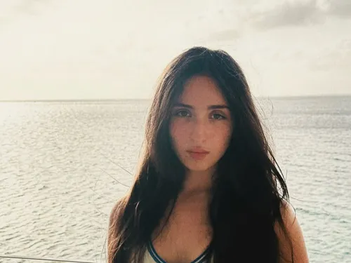 "J'me demande" : Ambre dévoile enfin son tout premier single 