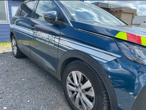 Une voiture suspecte à Drincham...