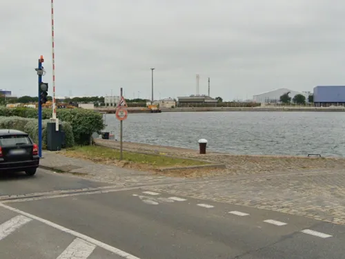 Calais : en voiture, il tombe dans l'eau et décède