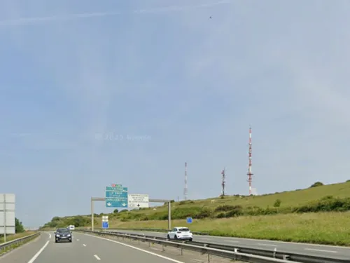 Un camion s'est retrouvé sur le flanc, sur l'A16, à hauteur de...