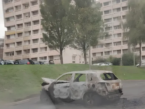 Boulogne-sur-Mer : trois véhicules détruits par le feu cette nuit