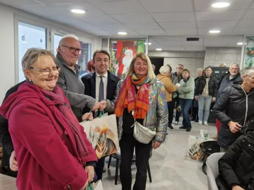 Arques : on vous emmène à la distribution des colis de Noël pour...