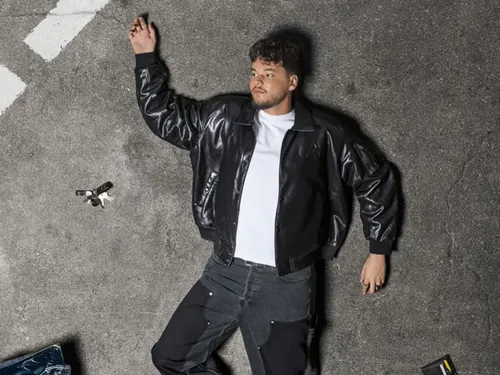 Joseph Kamel signe un retour intense avec “Crash”