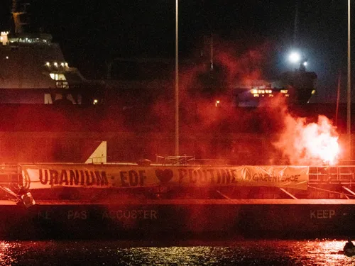 Dunkerque : Greenpeace revendique le blocage d'un cargo russe