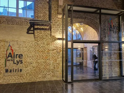Aire-sur-la-Lys : le rez-de-chaussée de l’hôtel de ville allie...