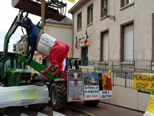 Boulogne-sur-Mer : environ soixante-dix tracteurs rassemblés devant...