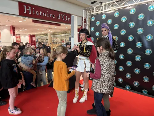 Longuenesse : des familles émerveillées devant les stars de la K-pop