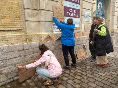 "Ça aurait pu être ma fille" : 150 personnes rassemblées à...