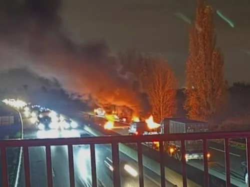 Plus de 10km de bouchons sur l'A25 : un camion brûle à hauteur de...