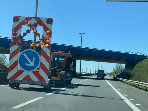Circulation très perturbée sur l'A16 : une voiture se retourne...