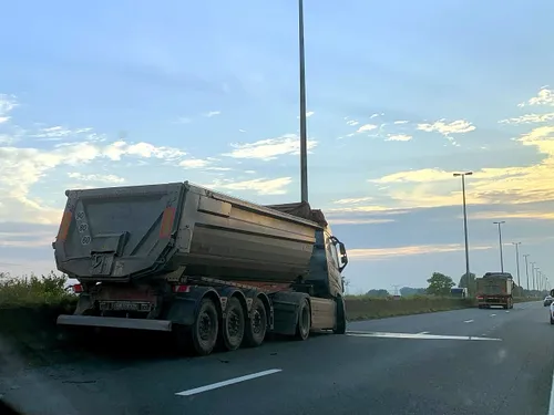 Saint-Folquin : un camion s'encastre dans l'îlot central de l'A16 