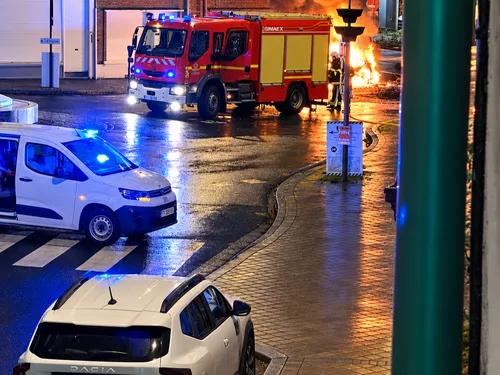 Hazebrouck : une voiture incendiée en pleine nuit, un homme interpellé