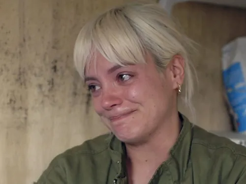 Lily Allen, entre émotions et polémiques : de la “Jungle” de Calais...