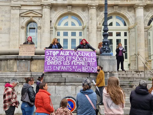 « Plus jamais ça » : l'hommage à Lyhanna se transforme en appel à...