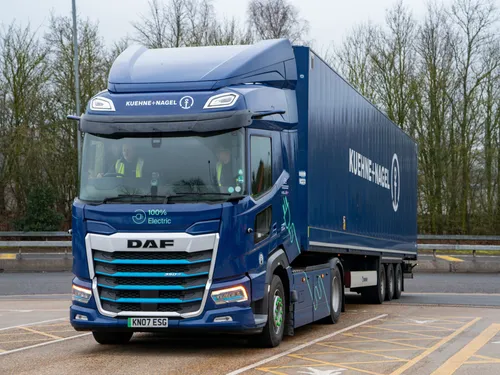 Calais : un premier poids lourd électrique traverse le...