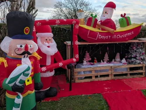 Helfaut : un jeune passionné de décorations de Noël attire les plus...