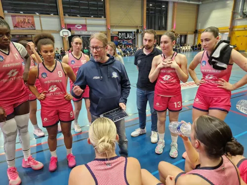 Basket : rien ne fait peur à Estaires, qui fait un super début de...