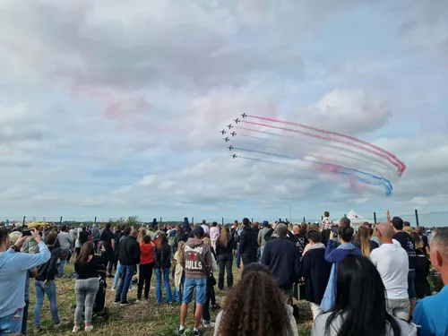 Des étoiles bleu blanc rouge dans le ciel de Marck avec la...