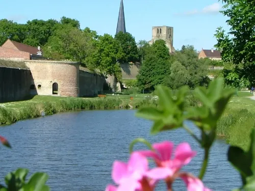 Bientôt le renouveau des remparts de Bergues… grâce aux usines
