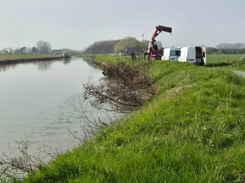 Découverte d'ossements dans une voiture immergée dans le canal...